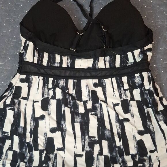 Black and White Strappy Tankini Swim Top size large - Picture 2 of 4